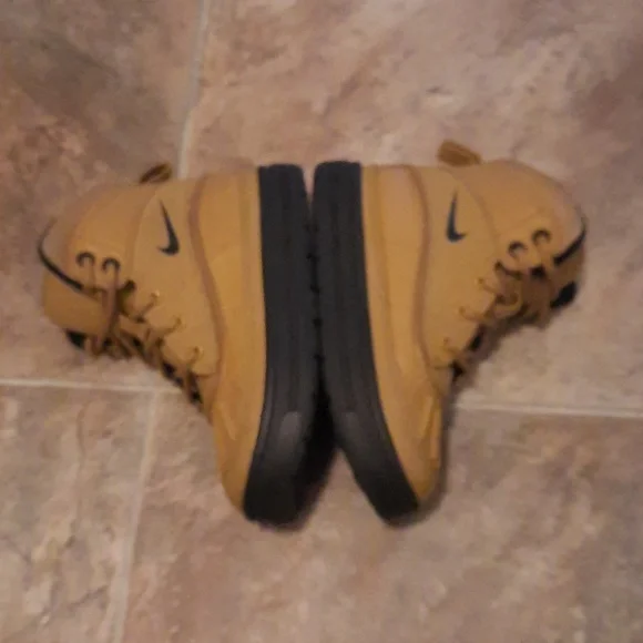 Nike ACG boots, size 11, tan - Picture 4 of 6